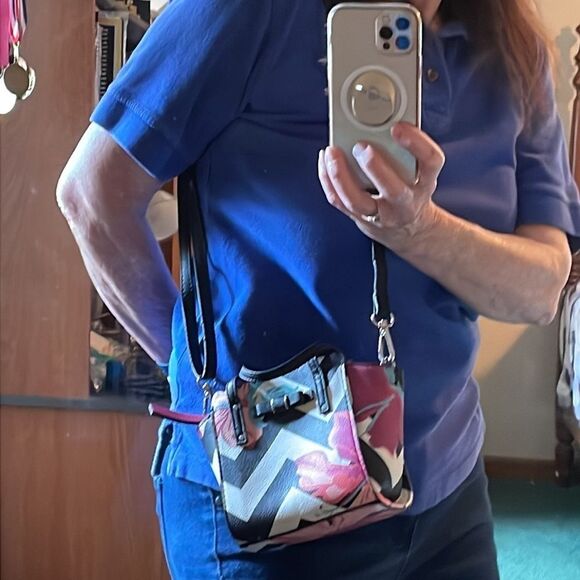 CANDIE'S Black & White zig-zag mini-purse w/pink flowers, Bryant bow, 3 sections - Picture 13 of 13